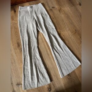 Neiman Marcus 100% Cashmere Ribbed Flare Pants - Gray size Small